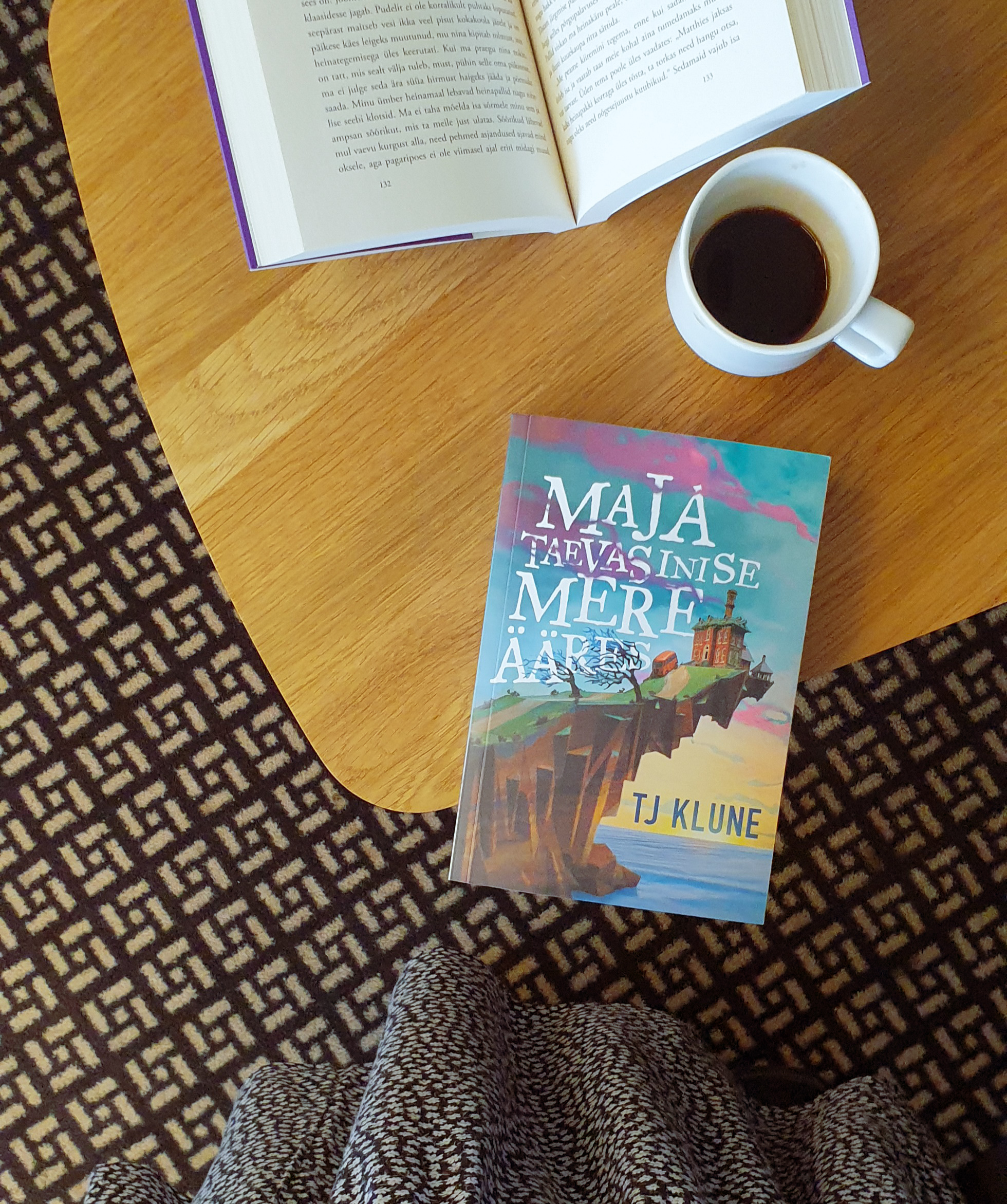 Maja taevasinise mere ääres
