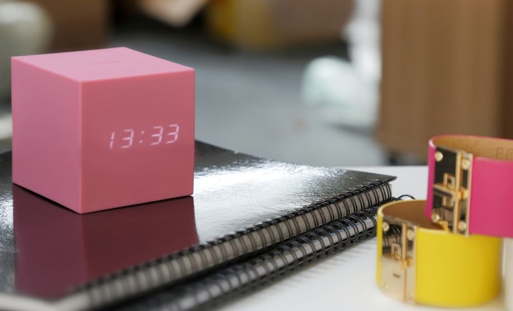 Äratuskell Gravity Cube Pink Click Clock
