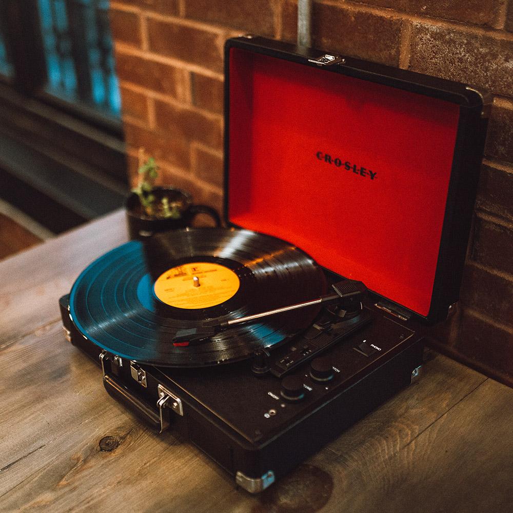CROSLEY VINÜÜLPLAADIMÄNGIJA CRUISER PLUS, BLACK