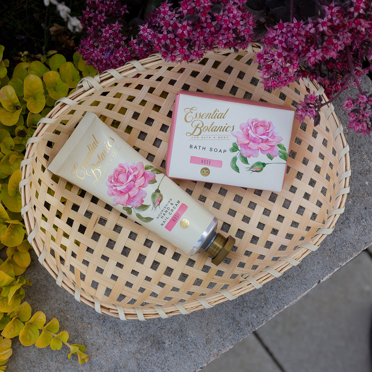 Kinkekomplekt korviga Essential Botanicals, Rose, seep 100g + kätekreem 60ml